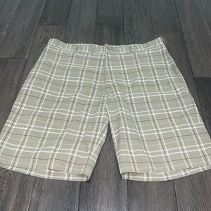 Nike Khaki colored checkered men’s golf shorts